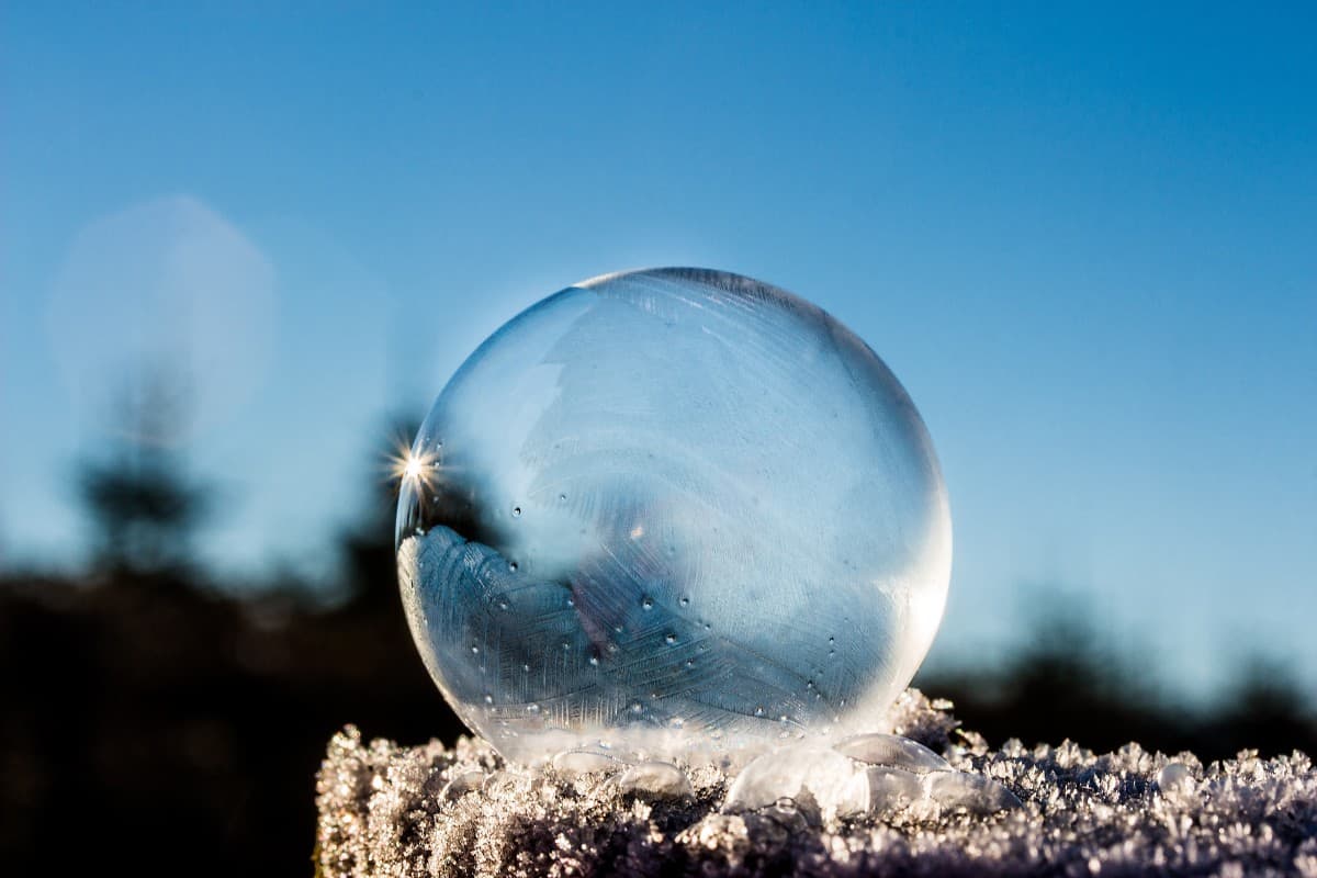 Bubble freezing in the cold